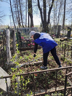Волонтеры Победы Комсомольского района убрались на могилах участников Великой Отечественной войны